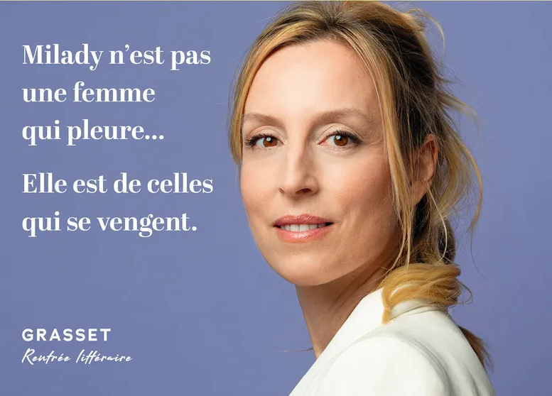 Visage de l'autrice regardant le spectateur avec une phrase concernant le livre